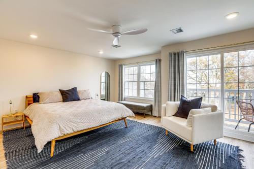 Ένα ή περισσότερα κρεβάτια σε δωμάτιο στο Walk to Keansburg Beach! Family Home with Pool