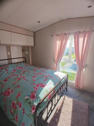 En eller flere senge i et værelse på Beautiful Holiday Home 3 Bed Caravan by The Beach, Free Wifi, Games Console, TVs & DVD's, Passes Not Included