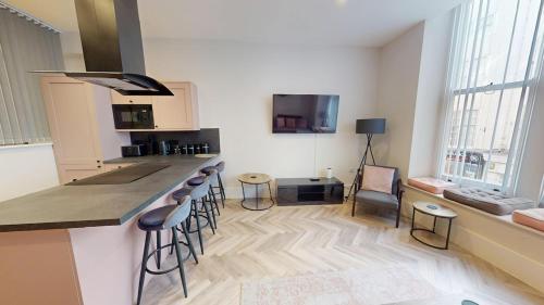 Køkken eller tekøkken på Stunning Apartment By The Sea