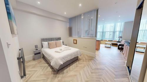 En eller flere senge i et værelse på Stunning Apartment By The Sea