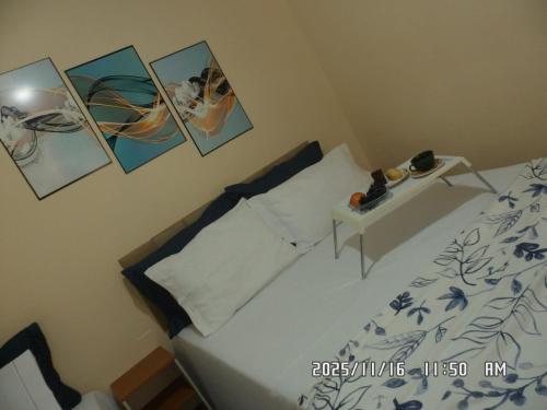 塞古罗港Pe no Centro的卧室配有一张墙上挂有照片的床