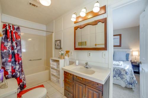 Phòng tắm tại Family Retreat on Cedar Creek Lake! Dock and Views