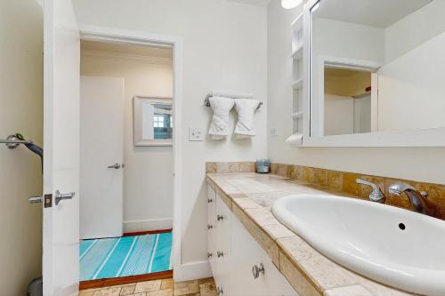 Old Town Treasure في ميناء أرانساس: حمام مع حوض ومرآة