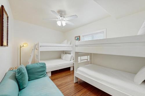 Old Town Treasure في ميناء أرانساس: غرفة نوم مع سريرين بطابقين وأريكة