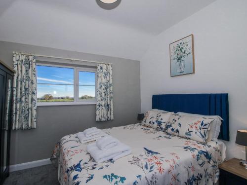 En eller flere senge i et værelse på Garden Cottage