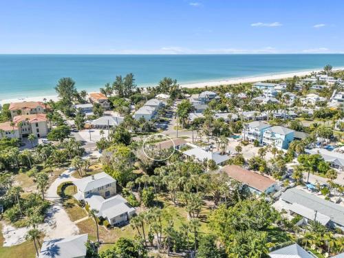eine Luftaufnahme des Resorts mit dem Strand im Hintergrund in der Unterkunft Barefoot Bungalow home in Anna Maria Island