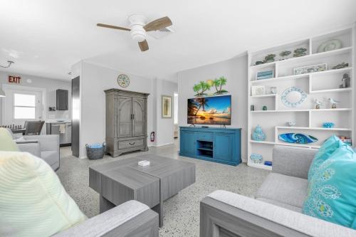 ein Wohnzimmer mit Sofa und Fernseher in der Unterkunft Barefoot Bungalow home in Anna Maria Island