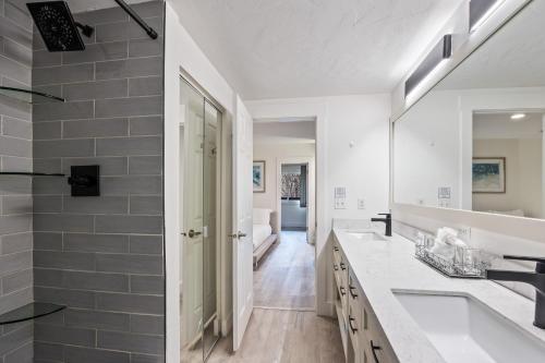 Köök või kööginurk majutusasutuses Unbeatable Location, Sleeps 4, 1 min walk to Ski & Bike Access, Shared Hot Tub, Walk to Main Street