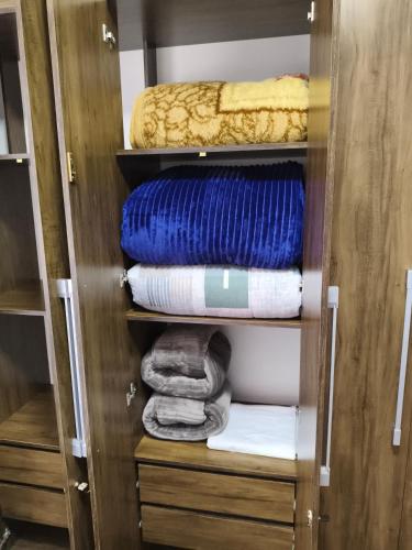 a closet filled with lots of towels and blankets at Cantinho do Sossego in Campo Alegre