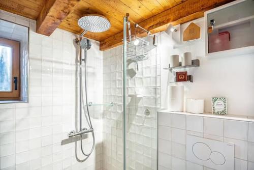 un bagno con doccia con porta in vetro di Ferienhaus Auf dem Knapp 