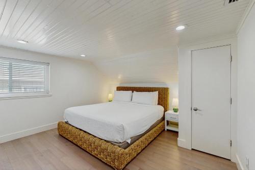 Ένα ή περισσότερα κρεβάτια σε δωμάτιο στο Seaside Serenity