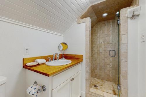 Ένα μπάνιο στο Seaside Serenity