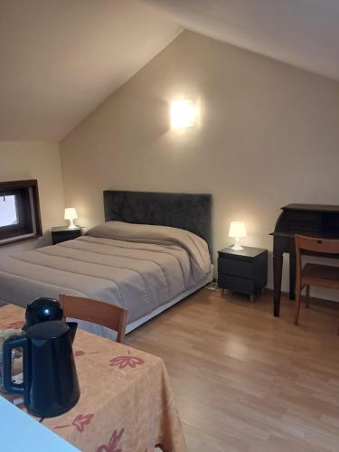 une chambre avec un grand lit et un piano dans l'établissement la casa di Camilla, à Volvera