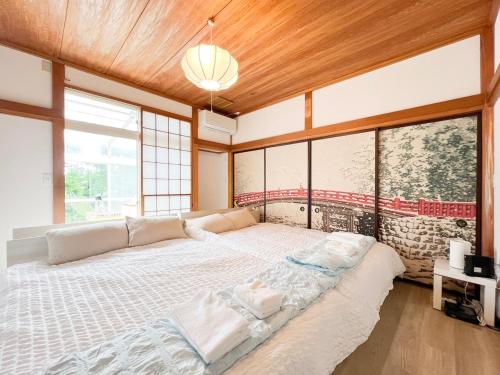 Voodi või voodid majutusasutuse FoSHI JR NIKKO 11min 7-11 7min toas