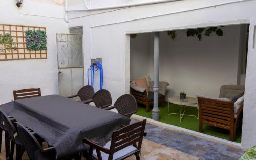 Una habitación con una mesa y sillas y una sala de estar. en Caserón Centenario, en Cehegín