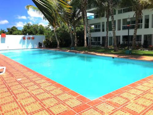 ein großer blauer Swimmingpool vor einem Gebäude in der Unterkunft Oasis by the beach Retiro 1 in Punta Cana