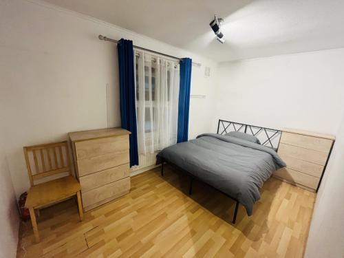 Una cama o camas en una habitación de Bright Neat Double Rooms with Close Direct Links into Central London & Heathrow Airport