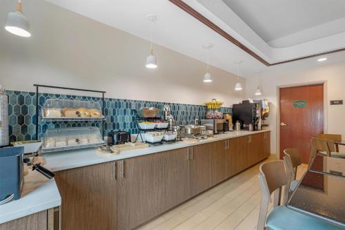 uma cozinha grande com bancada e área para refeições em Best Western Wesley Chapel em Wesley Chapel