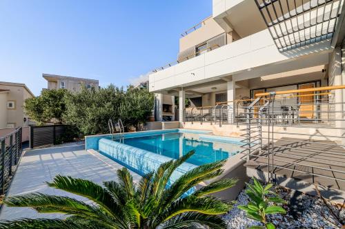 Blick auf ein Gebäude mit Pool in der Unterkunft Villa Spectra in Makarska