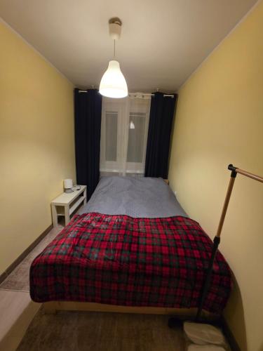 科沙林Apartament pod Górą Chełmską的一间卧室配有一张带铺着平底毯的床