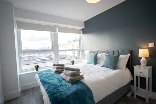 A bed or beds in a room at Harlow Flat - Perfect for Families or Contractors