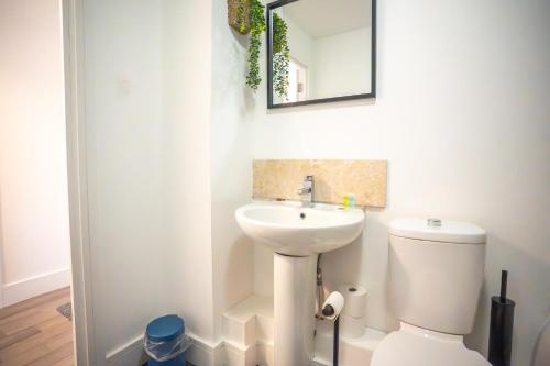 A bathroom at Harlow Flat - Perfect for Families or Contractors