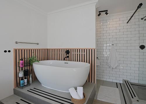 Et badeværelse på Spacious Beach Apartment with Sea & Ocean View