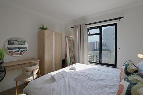 En eller flere senge i et værelse på Spacious Beach Apartment with Sea & Ocean View