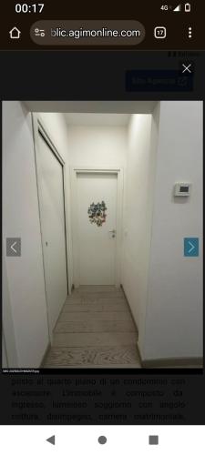 une photo d'un couloir avec une porte portant une pancarte. dans l'établissement Appartamento al mare, à Francavilla al Mare