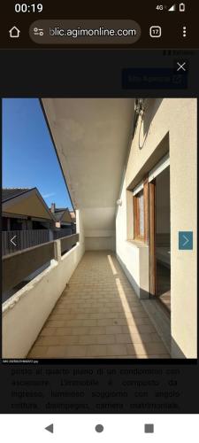 une photo d'un couloir d'un immeuble dans l'établissement Appartamento al mare, à Francavilla al Mare