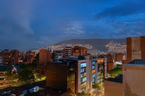a view of a city at night with buildings at Hermoso apartamento loft cerca al segundo parque de laureles in Estación El Salto