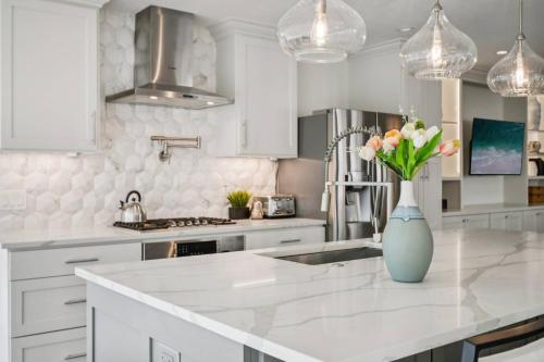 una cucina bianca con un vaso di fiori su un bancone di Round Rock Lakeside Retreat a Round Rock