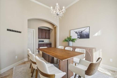 Una televisión o centro de entretenimiento en The Homestead at Round Rock