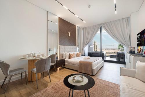 Luxury Studio with Private Jacuzzi in Business Bay