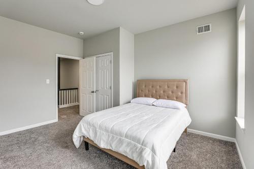 Ένα ή περισσότερα κρεβάτια σε δωμάτιο στο Pet-Friendly 3BR Rowhouse Walk to Patterson Park!