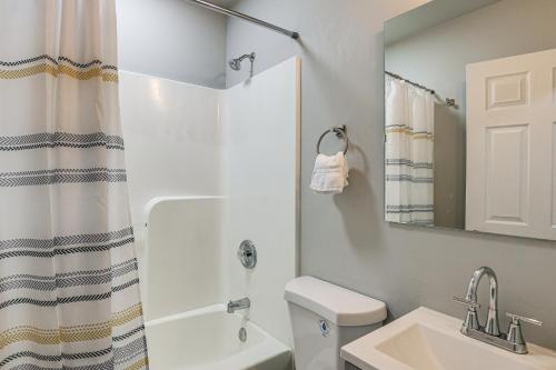 Ένα μπάνιο στο Pet-Friendly 3BR Rowhouse Walk to Patterson Park!