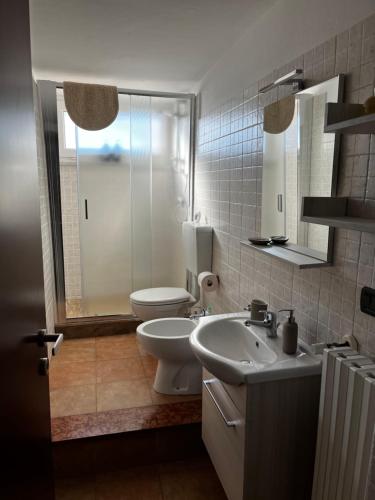 a bathroom with a toilet and a sink at Casa San Pietro centro storico in Castagnole Lanze