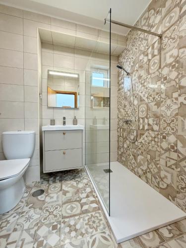 a bathroom with a toilet and a sink and a shower at Mood Lodging Verso - Townhouse style home in Óbidos