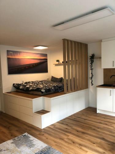 ein Schlafzimmer mit einem Bett in der Mitte eines Zimmers in der Unterkunft Spatzennest am Bodensee in Bermatingen