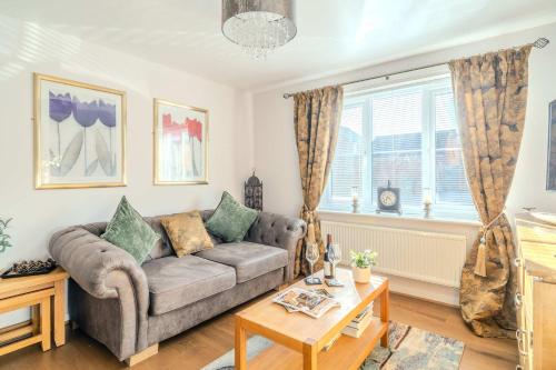 伊夫舍姆Modern 3-Bed in Historic Evesham & Garden的客厅里有一张沙发和一张桌子。