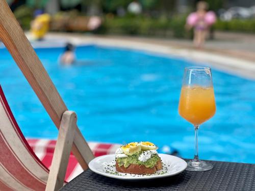 Πισίνα στο ή κοντά στο White Sails Residential Hotel