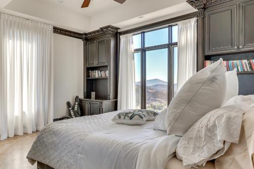 Ένα ή περισσότερα κρεβάτια σε δωμάτιο στο Grand 9,000-Sq-Ft Estate! Luxurious SoCal Getaway