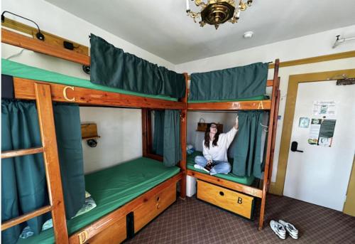 Una cama o camas en una habitación de Green Tortoise Hostel