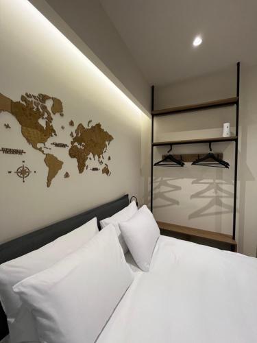 een slaapkamer met een wereldkaart aan de muur bij Serenity Luxury Apartment 2 in Alexandroupoli