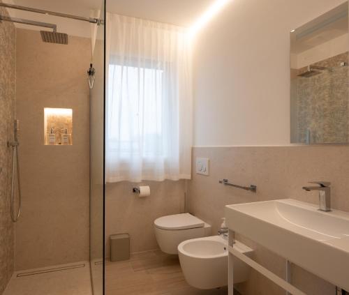 a bathroom with a toilet and a sink and a shower at Residenza Galileo -affittacamere Padova sud in Albignasego