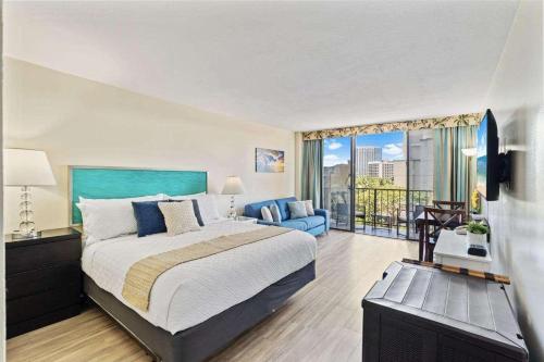 Ένα ή περισσότερα κρεβάτια σε δωμάτιο στο Palms Waikiki 310