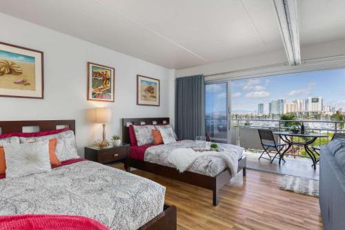 Ένα ή περισσότερα κρεβάτια σε δωμάτιο στο Ilikai 441