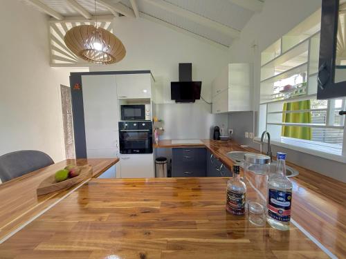 مطبخ أو مطبخ صغير في Kanel' Kaz - Jacuzzi & Vue mer