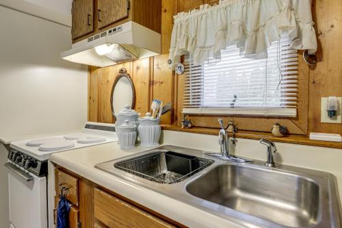 Nhà bếp/bếp nhỏ tại Near Quabbin Reservoir Peaceful Palmer Studio