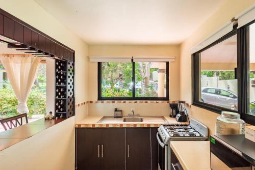 巴卡拉尔Casa Sirena - A orilla de la laguna y Cenote Esmeralda的带水槽和炉灶的厨房